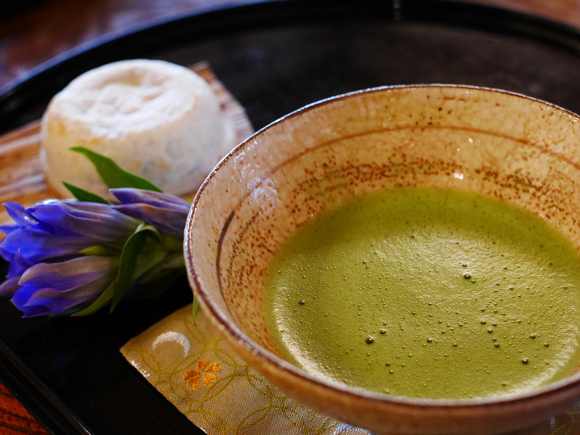 ceai matcha preparat spuma in chawan