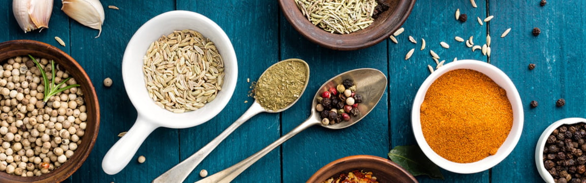 punga de cafea cu arome pe masa