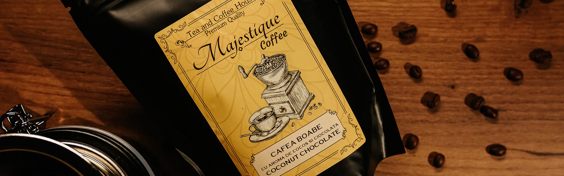 punga de cafea cu arome pe masa