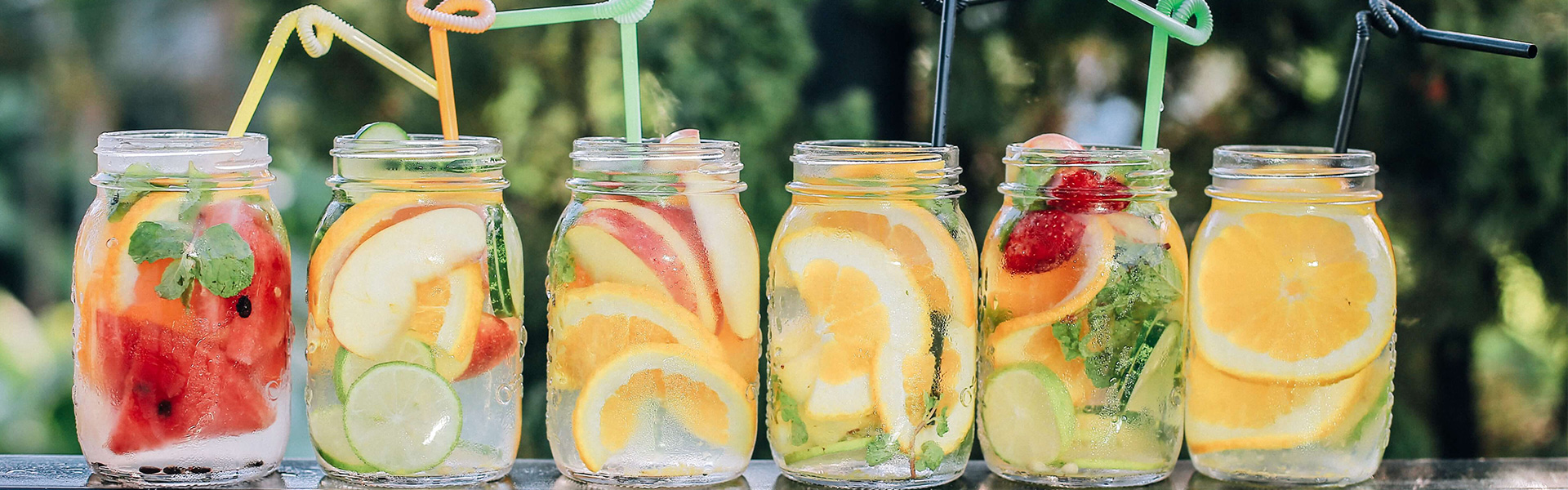 ceai uscat, ceainic si cana de ceai pe tava de lemn